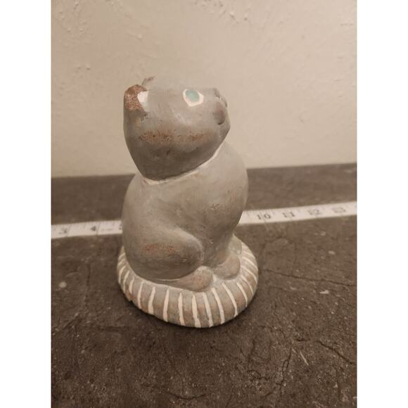 Isabel Bloom Cat Sitting On Pillow Signed Sculpture Glass Eyes 1990 Vintage - Picture 2 of 5